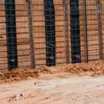 Drainage installation in a wire and wood-framed wall