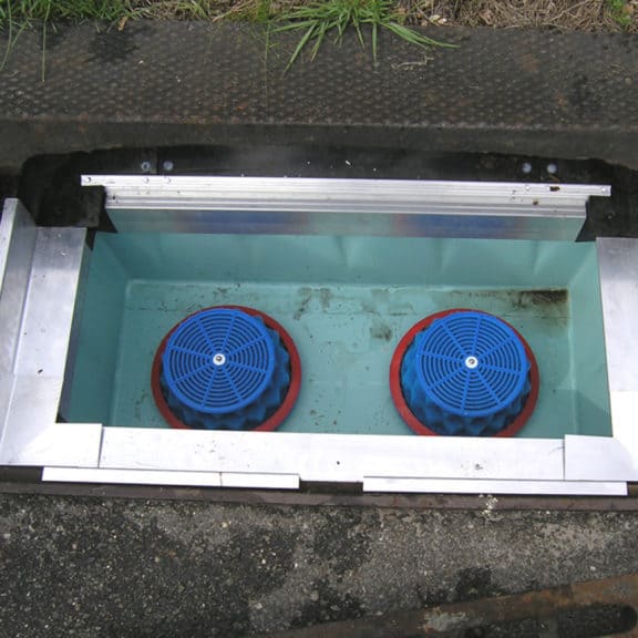 Recessed stormwater runoff drain with cartridge filter